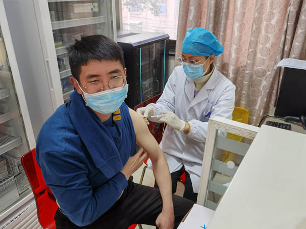 ky开元官网在线组织出国人员接种新冠疫苗