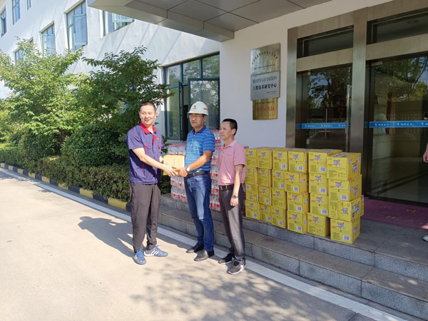 ky开元官网在线副总经理到建材ky开元官网在线高温慰问 